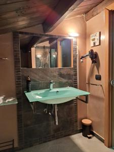 a bathroom with a green sink and a mirror at B&B22 Gammarana - Stazione Teramo in Teramo +37 photos