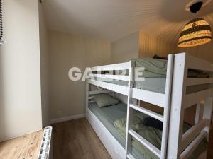 a bunk bed in a small room with a bunk bed in a room at GC - Le Caps des Dunes - Centre in Wissant