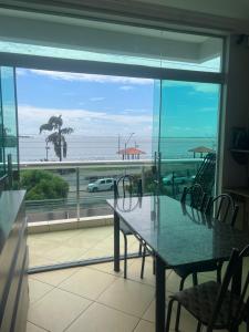 a dining room with a table and a view of the ocean at Hotel Pará Santarém PA in Santarém