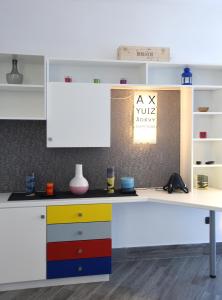 un escritorio blanco con un cajón colorido en Appartamento Corso Italia 250, en Sorrento