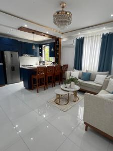 a living room and kitchen with a couch and a table at Las margaritas in La Pascuala