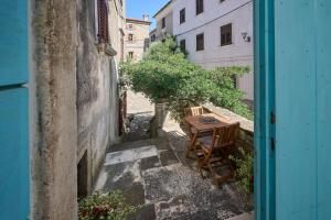 an alley with a table and chairs in an alley at Casa Gina in Grožnjan