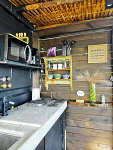 a kitchen with a stove and a counter top at Refúgio do Lago in Linhares +12 photos