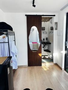 a room with a wooden door with a mirror at Refúgio do Lago in Linhares