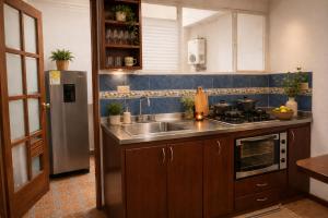 a kitchen with a sink and a stainless steel refrigerator at Estudio inteligente en el Corazón del Norte de Tunja Tecnología, Confort y Ubicación Top in Tunja