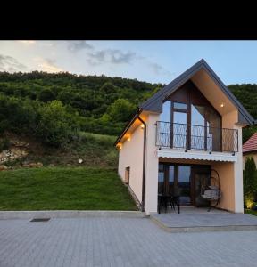 a small house with a balcony and a patio at Petar in Kamešnica
