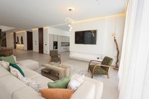 a living room with a couch and a tv at Villa de luxe, petit déjeuner compris Golf in Marrakesh