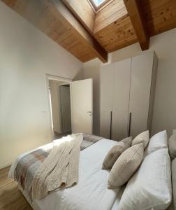 a bedroom with a bed with white sheets and pillows at Vacanze in centro a un passo dal mare in Montesilvano