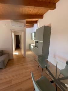 a living room with a glass table and chairs at Vacanze in centro a un passo dal mare in Montesilvano