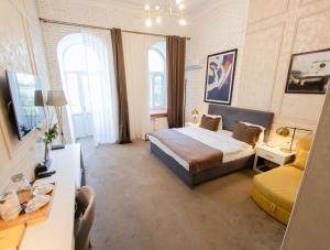 ein Hotelzimmer mit einem Bett, einem Schreibtisch und einem Zimmer in der Unterkunft ZM hotel in Baku