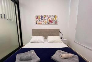 a bedroom with a bed with two towels on it at Smart Studio Cataratas Luxo in Foz do Iguaçu