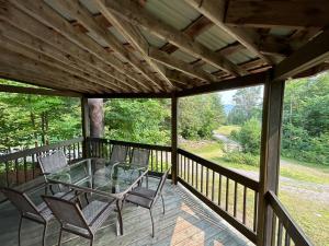 a screened porch with a table and chairs on it at Chalet de toutes saisons in Shawinigan