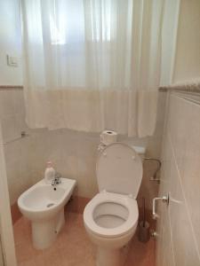 a small bathroom with a toilet and a sink at Camera matrimoniale Capannori, Lucca in Capannori