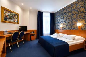 a hotel room with a bed and a desk at HOTEL ATLANTA Darmstadt SUPERIOR in Darmstadt +21 photos
