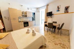 a room with a kitchen and a table with chairs at Casa Antonella in Trabia