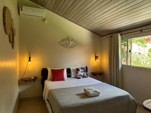 a small bedroom with a bed and a window at Chico de Sá Pousada in Pirenópolis