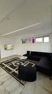 a living room with a couch and a rug at Vue Mer in Hammamet Nord