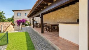 an outdoor patio with a table and chairs at Finca San Román in Viascón
