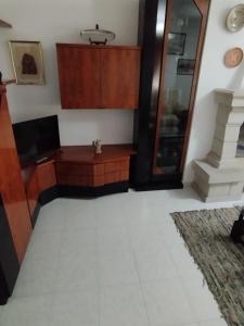 a living room with a desk and a tv at Piso de Verano in O Grove