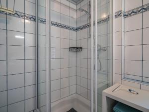 ein Badezimmer mit Dusche und Waschbecken in der Unterkunft Summa Haisl in Embach