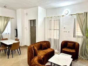 a living room with a couch and a table at Résidence Saphir-Korhogo in Korhogo