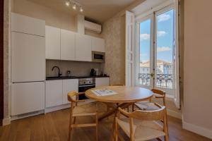 a kitchen and dining room with a table and chairs at apartamentos catedral suite in Ávila