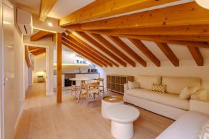 a living room with a couch and a table at apartamentos catedral suite in Ávila