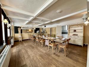a large dining room with a table and chairs at Aux Berges du Lac in Jalhay