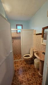 a bathroom with a toilet and a sink at Hotel Casa Huijazoo in Mazunte