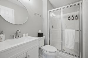 a bathroom with a shower and a toilet and a sink at Bed n Bikefast in Bentonville +44 photos