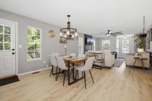 a dining room and living room with a table and chairs at Bed n Bikefast in Bentonville