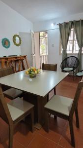 a table with chairs and a bowl of fruit on it at Ciza - Departamento Temporario en Paraná in Paraná