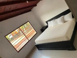 a small bedroom with a bed and a window at Guanawanna in Loreto