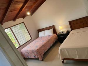 a bedroom with a bed and a window at Guanawanna in Loreto