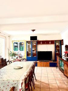 a dining room with a table and a tv at Hostel San Mercurio in Toro