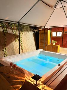 a large swimming pool with a table and glasses of wine at Cabaña Alto Verde in Chiquinquirá