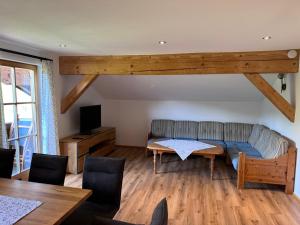 a living room with a couch and a table at Ferienwohnung Hoisenlehen in Marktschellenberg