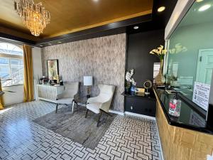 a salon with a table and chairs in a room at The Lexmar - Dodger Stadium-Convention Center in Los Angeles +25 photos