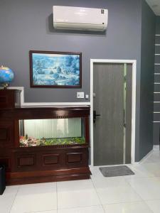 a fish tank in a room with a wall at Một Phòng Trong Villa View Sân Vườn, Hồ Bơi in Ấp Phú Khương