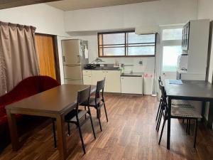 eine Küche und ein Esszimmer mit Tisch und Stühlen in der Unterkunft Goodies Ella Villa & Guesthouse in Shimonoseki