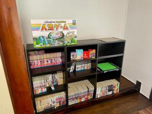 ein Bücherregal voller Videospiele in der Unterkunft Goodies Ella Villa & Guesthouse in Shimonoseki + 4 Fotos