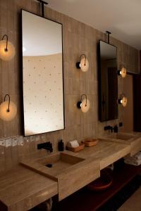 a bathroom with two sinks and a large mirror at Casa Chultun Mérida Centro in Mérida
