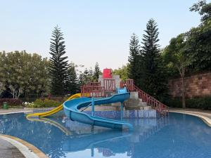 a water slide in a swimming pool at The Valley Guesthouse in Malang