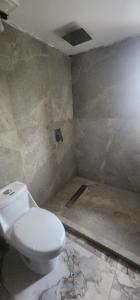 a bathroom with a toilet in a room at Villa colibrí in Piñas