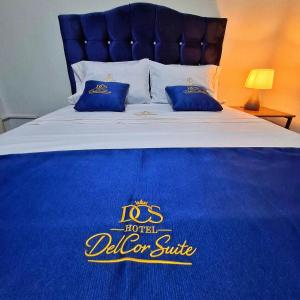 a bed with a delorean shuttle sign on it at Hotel Delcor Suite in Piura