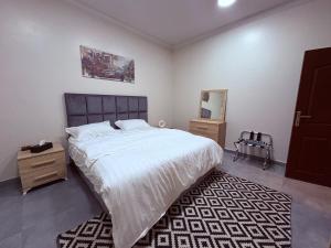 a bedroom with a bed and a dresser and a mirror at أوريانا oRIANA in Jeddah