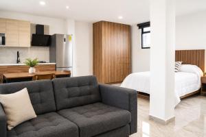 a living room with a couch and a bedroom at Loft Ejecutivo San Martin Centro Wifi Tv 65 in San Martín Texmelucan de Labastida