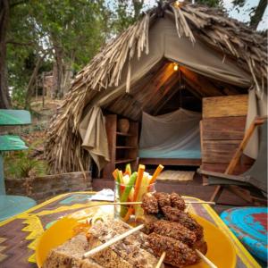 a table with a plate of food in front of a tent at El Bosque Minca in Minca