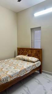 a bedroom with a bed in a room at JM Arunachala Stays in Tiruvannāmalai +14 photos