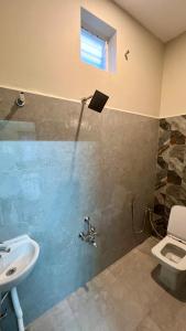 a bathroom with a sink and a toilet at JM Arunachala Stays in Tiruvannāmalai